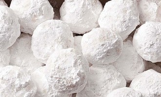 Make Almond Snowballs This Holiday!