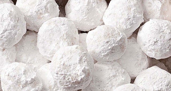 Make Almond Snowballs This Holiday!