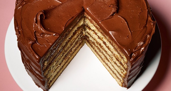 Forget That Traditional Frosting Recipes: This Dark Chocolate Cake Is Made With Sour Cream!