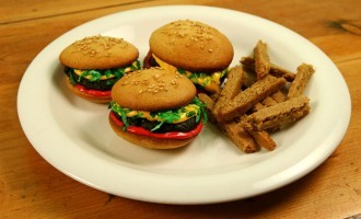 Confuse Your Taste Buds With These Hamburger Cupcakes with Sugar Cookie Fries – You’ve Never Had Anything Like It Before