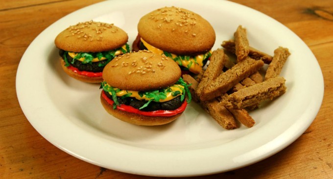 Confuse Your Taste Buds With These Hamburger Cupcakes with Sugar Cookie Fries – You’ve Never Had Anything Like It Before