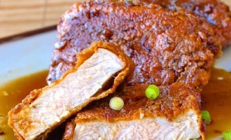 These Honey Garlic Pork Chops May Have A Crunchy Exterior, But Inside They’re Totally Juicy & Moist!