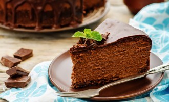 This Chocolate Cheesecake With A Dark Chocolate Glaze Is Worth Breaking Your Diet Over!