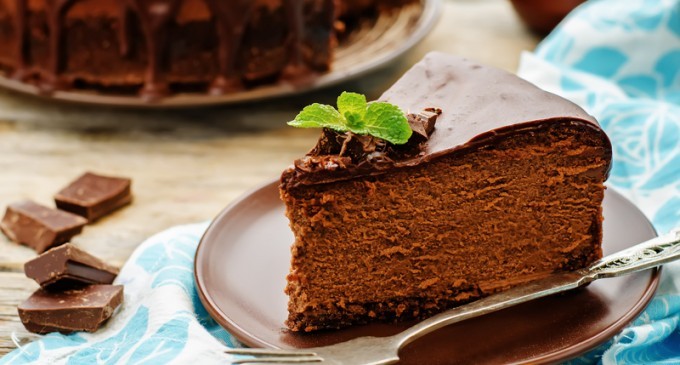 This Chocolate Cheesecake With A Dark Chocolate Glaze Is Worth Breaking Your Diet Over!