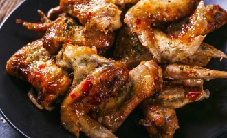 These Baked Honey Wings Are So Damn Delicious It’s Hard To Eat Just One