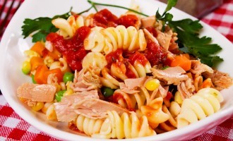 This Classic Pasta Dish Only Requires A Handful Of Basic Ingredients & It’s Easy To Customize!