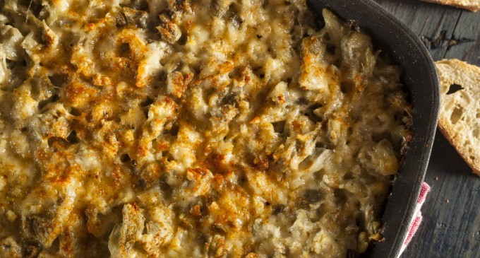 This Cheesy Garlic Artichoke Spread Is The Perfect Super Bowl Snack