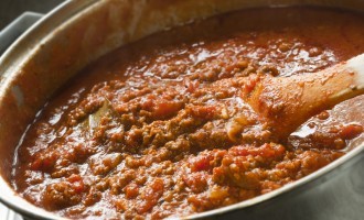 Ridiculously Easy Italian Recipe: Make A Classic & Hearty Bolognese Sauce In Your Slow Cooker