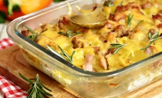 This Bacon, Cheese, Onion & Potato Casserole Is Mouthwateringly Good!