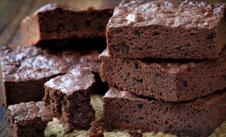 The Best Homemade Brownies You’ll Ever Make… They Come Out Super Moist & Full Of Chocolate