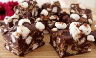 Looking For A Quick & Easy Dessert? Then Try This Rocky Road Fudge ~ It Only Takes 10 Minutes!