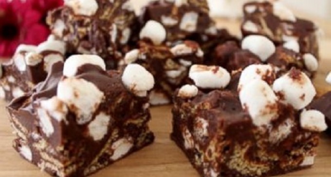 Looking For A Quick & Easy Dessert? Then Try This Rocky Road Fudge ~ It Only Takes 10 Minutes!