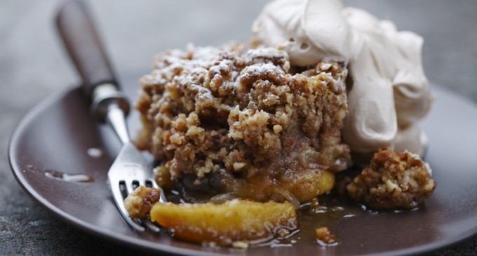 Old Fashioned, Classic & Easy To Bake: This Brown Sugar Apple Crumble Is Our All-Time Favorite!