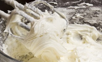 Gotta Sweet Tooth? Whip Up A Batch Of This Delicious Butter Cream Recipe – You Only Need Four Ingredients