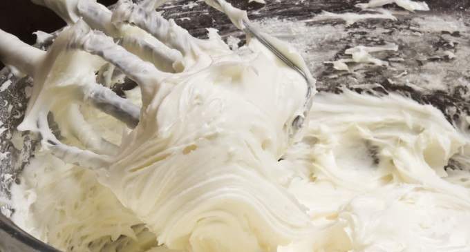 A Foolproof Way To Make Thick, Cream Cheese Frosting; Even The Novice Baker Can’t Mess This Up!