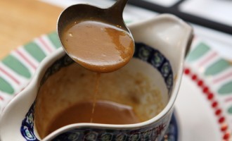 Take the Guesswork Out of Making Gravy; Follow This Simple Recipe & You’ll Never Mess It Up Again!
