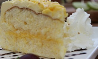 You Are Missing Out Big Time If You Never Tried This Creamy Lemon Velvet Cake Before…