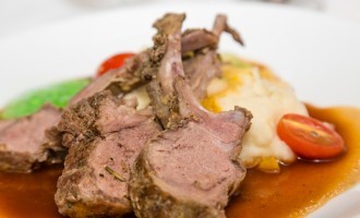 First Class Recipe: This Lamb With Mint Sauce Is Absolutely Exquisite!