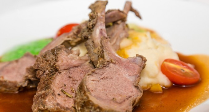 First Class Recipe: This Lamb With Mint Sauce Is Absolutely Exquisite!