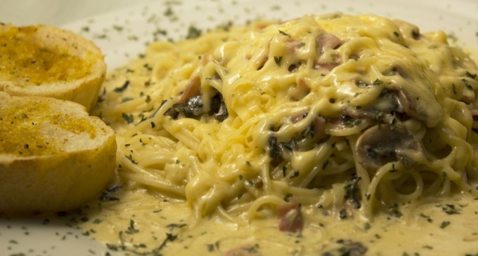 One Bite Of This Creamy Garlic Sauce & You Will Never Eat Plain Old Noodles Again