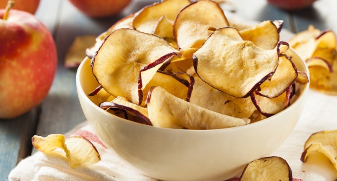 Satisfy Your Sweet Tooth The Right Way: These Cinnamon & Brown Sugar Baked Apple Crisps Are Perfect!