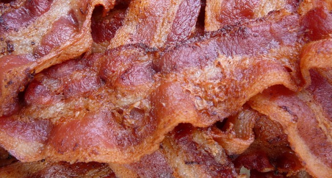 Why Burn Or Under-Cook Your Bacon When All You Need To Do Is Use This Simple Cooking Hack?
