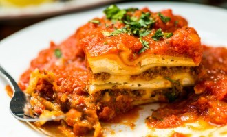 Craving Italian? This Cheesy Ravioli Lasagna Only Needs 4 Ingredients & Takes Half An Hour To Bake!