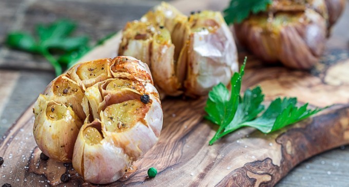 If You Love Garlic Then You Are Going To Freak Out Over This Recipe; We Haven’t Seen Anything Like It Before!