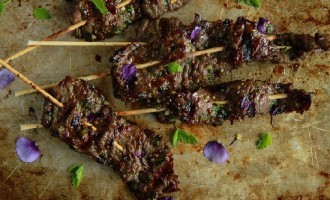 These Garlic Mustard & Maple Chili Beef Skewers Are Incredible – You Have To See How We Made The Marinade!