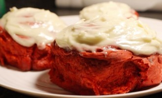Fall In Love With Breakfast All Over Again With These Ooey-Gooey Red Velvet Cinnamon Rolls