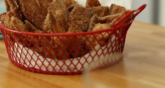 Covered In Sugar & Dipped In A Vanilla Coconut Sauce – This Is How You Serve Crispy Apple Fries!