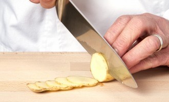 Find Out How To Use A Cutting Knife Just Like A World Class Chef – Without Slicing Off Your Fingers!