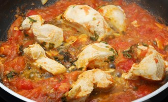 Simple & Delicious: This Garlic Infused Chicken With Roasted Tomatoes Is Perfect For A Weeknight Meal