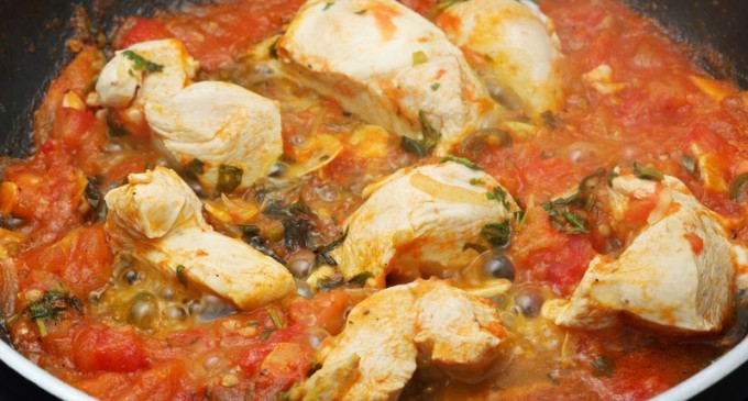 Simple & Delicious: This Garlic Infused Chicken With Roasted Tomatoes Is Perfect For A Weeknight Meal