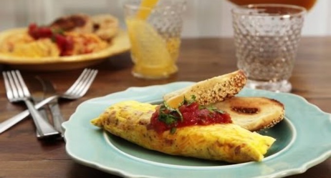 VIDEO: This Simple Plastic Bag Trick Just Might Change The Way You Make Omelets Forever!