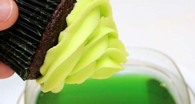 This Glow In The Dark Butter Cream Frosting Can Be Made With Just One Simple Ingredient!