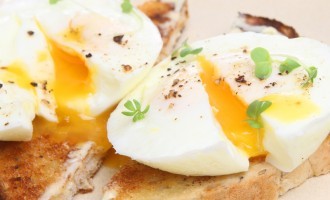 [Video] The Secret To Making Poached Eggs… Everyone Always Forgets This!!!