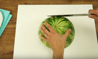 Hold The Napkins & Check Out This Easy Way To Cut Watermelon: Stop Having The Juice Drip Down Your Chin!