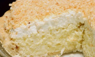 The Old-Fashioned, Authentic Recipe For Coconut Cream Pie Everybody Has Been Looking For