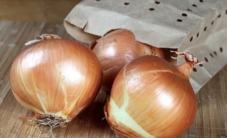 This Old School Hack, That Has Been Around Forever, Will Keep Your Garlic & Onions Fresh For Months!