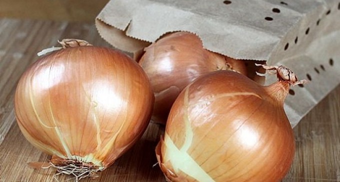 This Old School Hack, That Has Been Around Forever, Will Keep Your Garlic & Onions Fresh For Months!