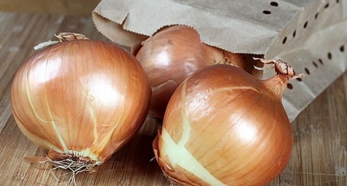 Keep Those Onions, Garlic & Shallots Fresh For Months: This Old School Hack Has Been Around Forever!
