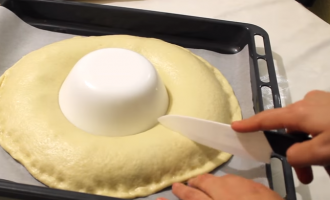 She Put A Small Plastic Bowl In The Center Of Some Dough & Cut Around It. The Results? Genius!