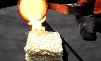 He Poured Molten Copper On Some Dry Instant Ramen Noodles To See What Would Happen & Was Left Speechless