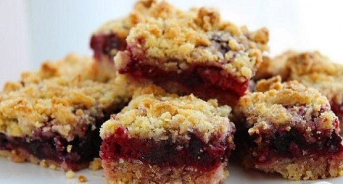 These Strawberry Shortbread Bars Make The Perfect Summer Time Treat & Are Super Addicting!