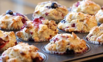 These Mixed Berry With White Chocolate Chips Are Perfect For Those Stressful Grab & Go Mornings