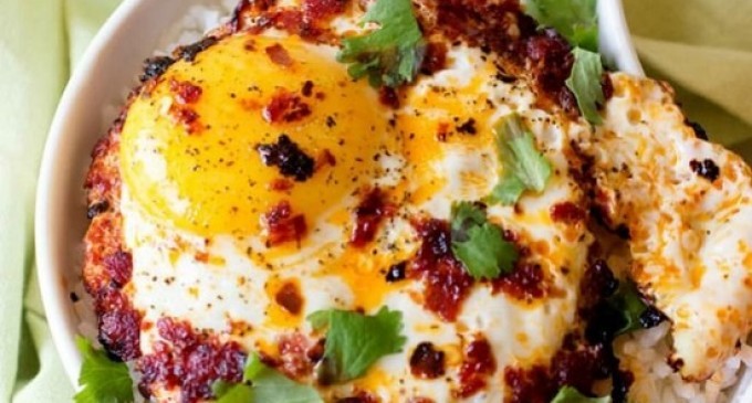 Just A Little Bit Of This Secret Ingredient Will Make Fried Eggs A Heck Of A Lot Better – This Is A Must Try!