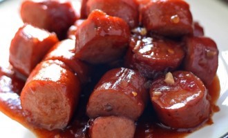 These Delicious Smoked & Slow Cooked Sausages Are The Perfect Pre-Game Appetizer For Any Occasion!