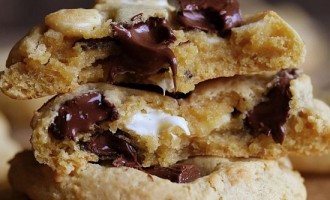 Beware: These Cream Cheese Chocolate Chip Cookies Will Disappear As Soon As They’re Out Of The Oven