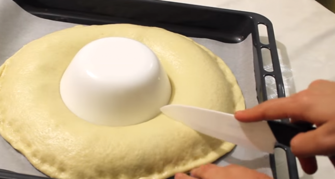 This Innovative Cook Put A Bowl In The Center Of Some Dough & Made A Snack Everybody Fell In Love With